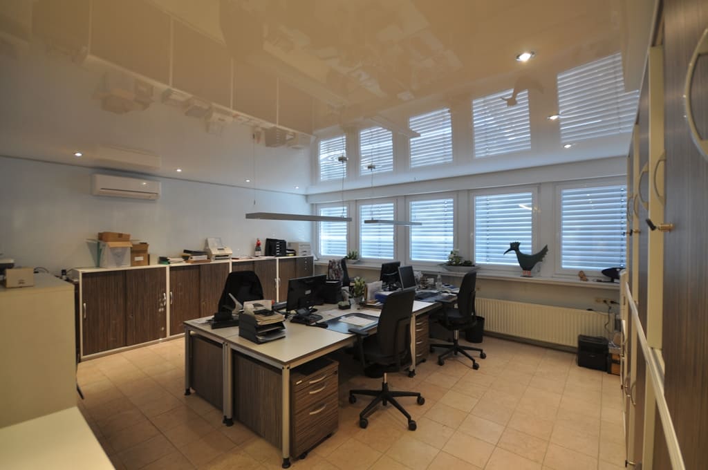 Натяжной потолок в офис - простое и бюджетное решение дизайна офисного помещения
