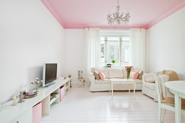 Пастельно-розовое полотно для натяжного потолка - установка от компании Alezi