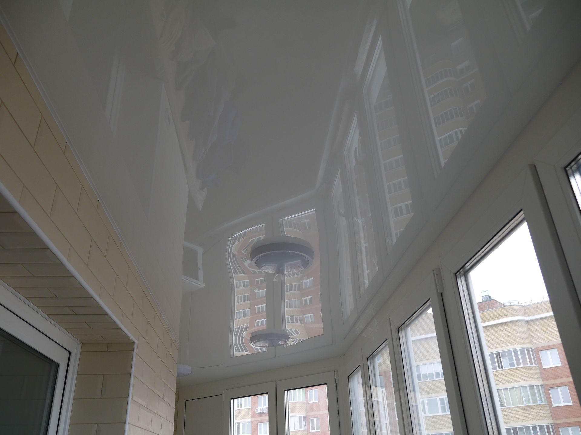 Натяжные потолки на балкон: правила установки, температурный режим, уход и практичность