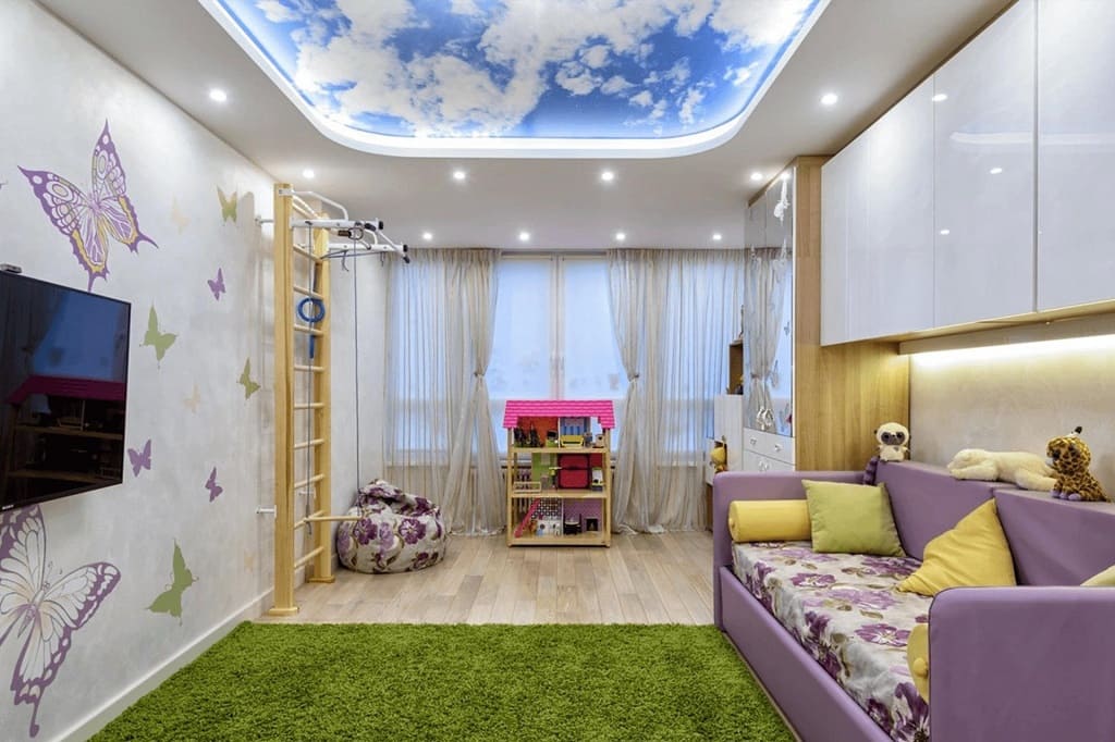 Красивый и необычный потолок в детскую комнату для мальчика и девочки с установкой