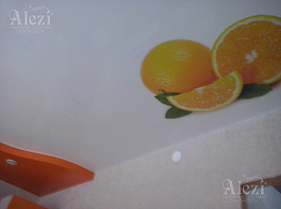 Двухуровневый натяжной потолок с фотопечатью (апельсин) на кухню