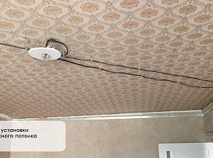 Лаковый натяжной потолок в гостинной от "Алези"