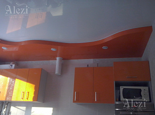 Двухуровневый натяжной потолок на кухню от Alezi (оранжево-белый)