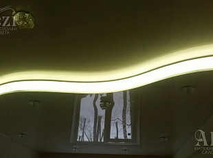 Двухуровневый натяжной потолок в комнату с теплой подсветкой