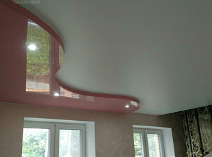 Бело-розовый двухуровневый потолок