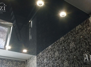Черный глянцевый натяжной потолок с подсветкой от "Алези"