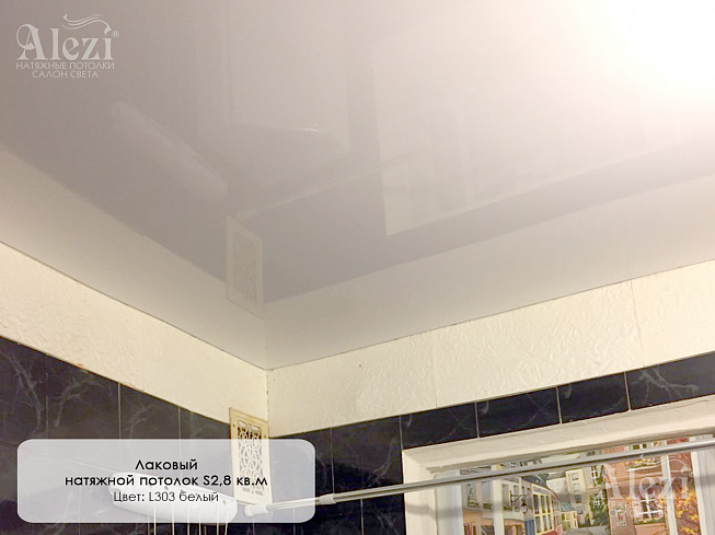Лаковый натяжной потолок в ванную от "Алези"