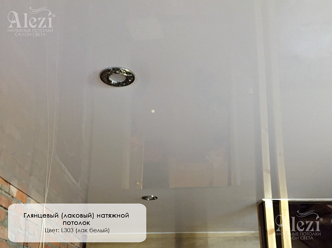 Лаковый натяжной потолок в ванную от "Алези"
